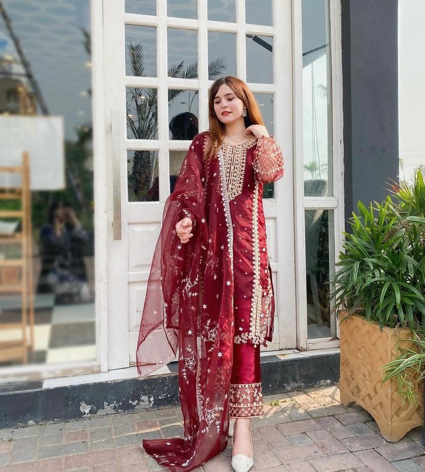 T H A Z A I B💐  Fancy Organza 3pcs dress